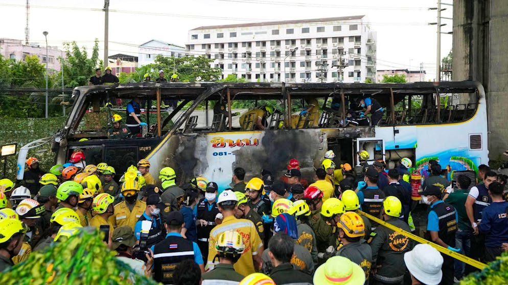 23 Tote bei Schulbus-Brand in Thailand – Fahrer stellt sich - Gallery. Der Fahrer war zunächst geflohen, hat sich aber den Behörden gestellt.