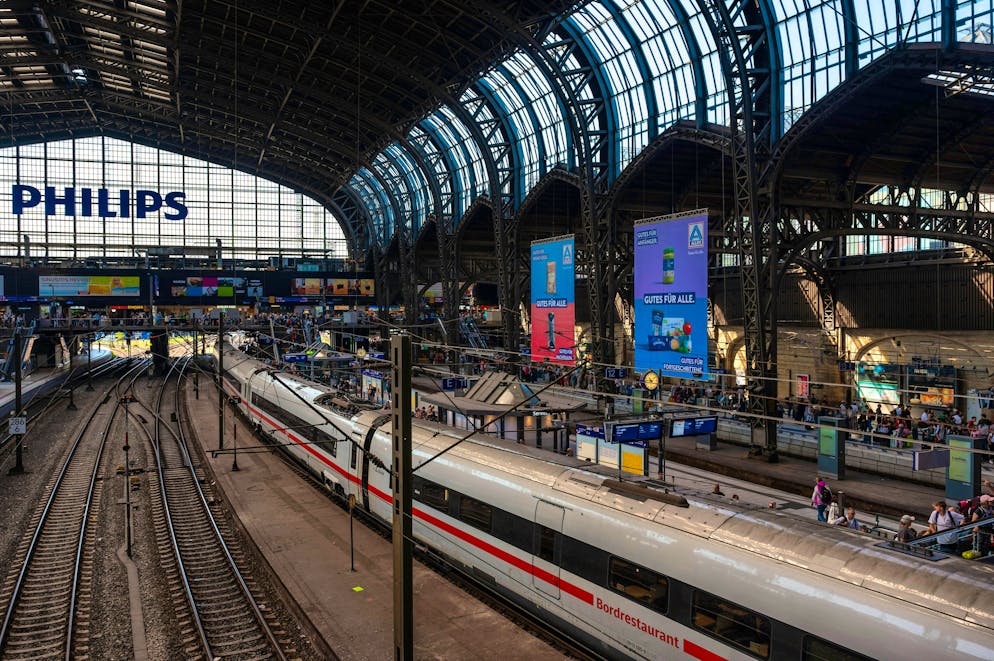 Police closed two tracks at Hamburg Central Station.