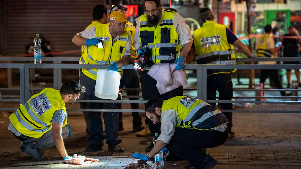 dpatopbilder - Die beiden Männer, die erschossen wurden, hatten ihre Opfer in einer Stadtbahn und an einer Haltestelle in Jaffa, dem arabisch geprägten Stadtteil der Küstenmetropole, umgebracht. Foto: Ilia Yefimovich/dpa