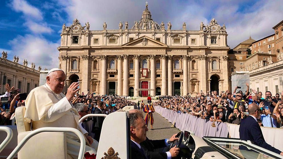 Pope Francis (l) leaves St. Peter's Square in the Vatican at the end of a mass to open the second session of the 16th General Assembly of the Synod of Bishops. Photo: Gregorio Borgia/AP/dpa