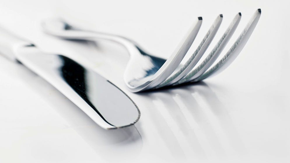 Gabel, Messer und Löffel polieren. Mit diesen Hausmitteln glänzt dein Besteck wie neu