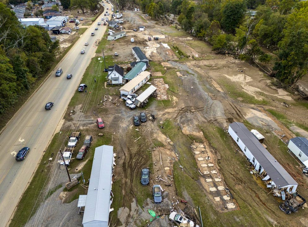 Des maisons et des véhicules endommagés par une crue soudaine causée par l'ouragan Helene gisent sur le bord d'une route près de la rivière Swannanoa, mardi 1er octobre 2024, à Swannanoa, N.C. (AP Photo/Mike Stewart)