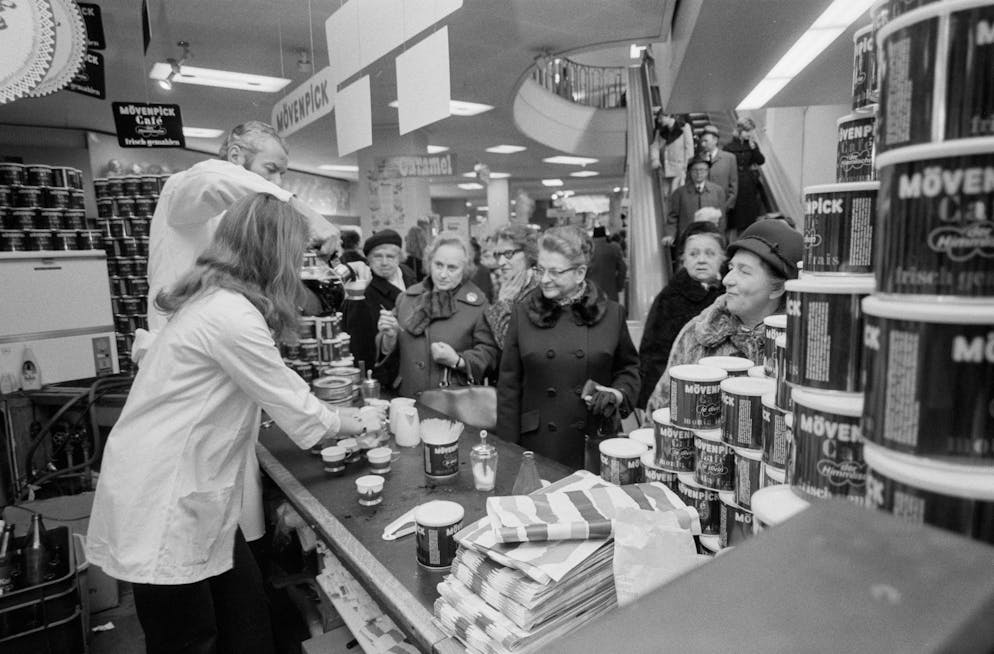 Das Jelmoli-Warenhaus in Zürich machte das Feilschen überflüssig - Gallery. Zürich, Jelmoli, Mövenpick Kaffeedegustation 1972: Die Diversifikation des Warenhaus-Konzerns begann 1972 mit dem Aufbau von Jelmoli Reisen, der Restaurantkette Molino und der zusammen mit der Terlinden-Gruppe gegründete Terlinden-Jelmoli für chemische Reinigungen.