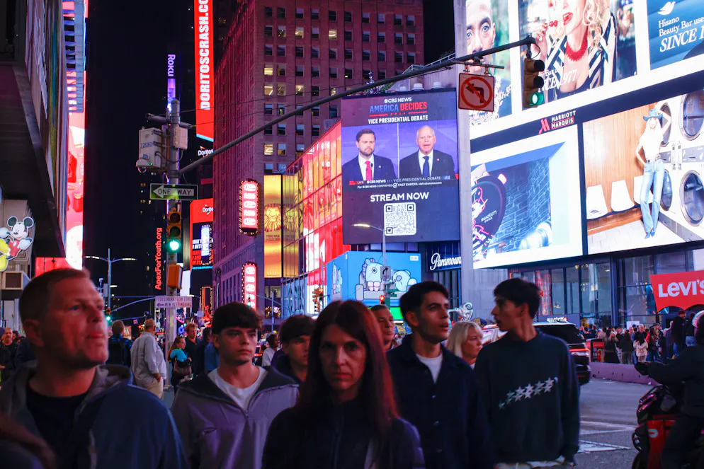Un écran affiche le débat de la chaîne CBS entre le sénateur américain et candidat républicain à la vice-présidence J.D. Vance et le gouverneur du Minnesota et candidat démocrate à la vice-présidence Tim Walz sur Times Square à New York le 1er octobre 2024. (Photo KENA BETANCUR / AFP)