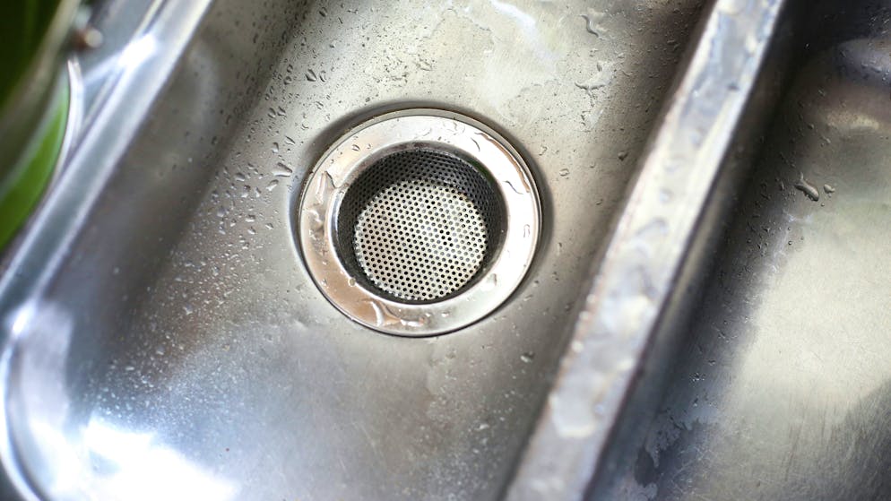 Schluss mit unangenehmen Gerüchen. Diese fünf Hausmittel helfen, wenn dein Abfluss stinkt