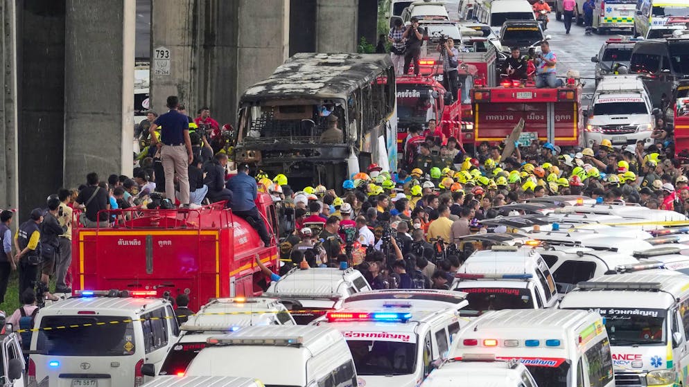 23 Tote bei Schulbus-Brand in Thailand – Fahrer stellt sich - Gallery. Zahlreiche Retter waren im Einsatz, jedoch kam für die meisten Betroffenen jede Hilfe zu spät.