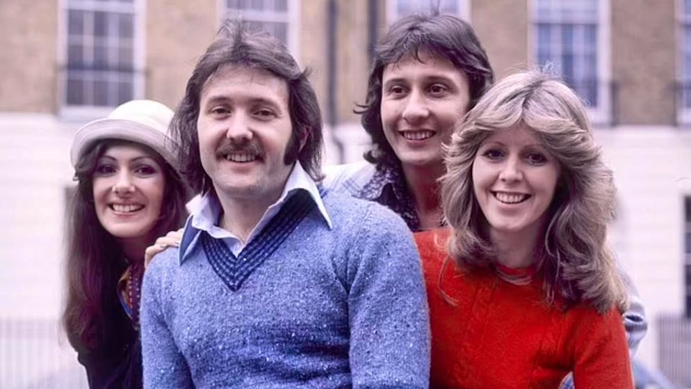 NIcky Stevens, Martin Lee, Lee Sheridan et Sandra Stevens (de gauche à droite) ont formé le groupe Brotherhood of Man - Sandra et Martin étaient mariés depuis 45 ans au moment de son décès.