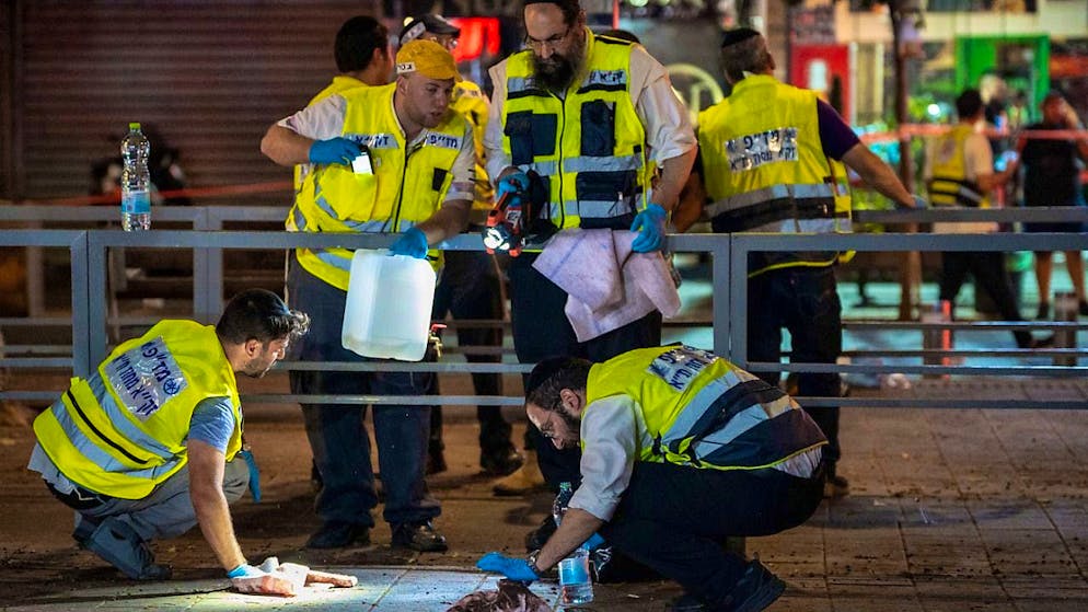 dpatopbilder - The two men who were shot dead had killed their victims in a light rail vehicle and at a stop in Jaffa, the Arab-dominated district of the coastal metropolis. Photo: Ilia Yefimovich/dpa