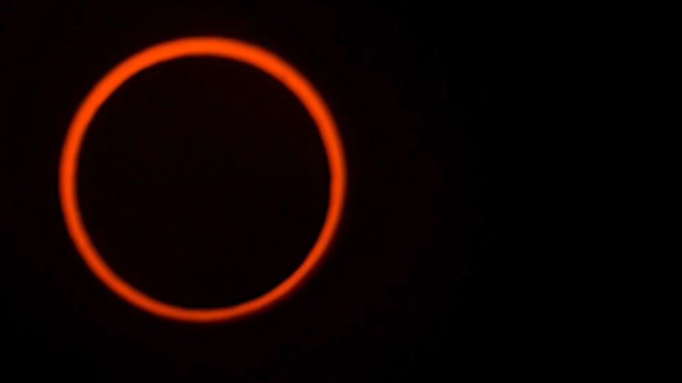 Spektakuläre Sonnenfinsternis. Wenn am Nachthimmel ein Feuerring leuchtet