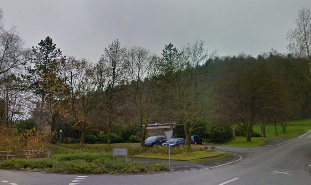 Blick auf das Friedhofsgelände und den dazugehörigen Parkplatz in Teufenthal AG.