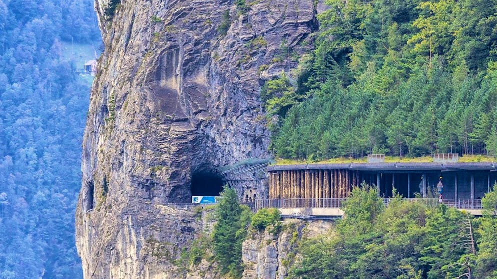 A rock package is to be blown up at the Axenfluh gallery above Axenstrasse.
