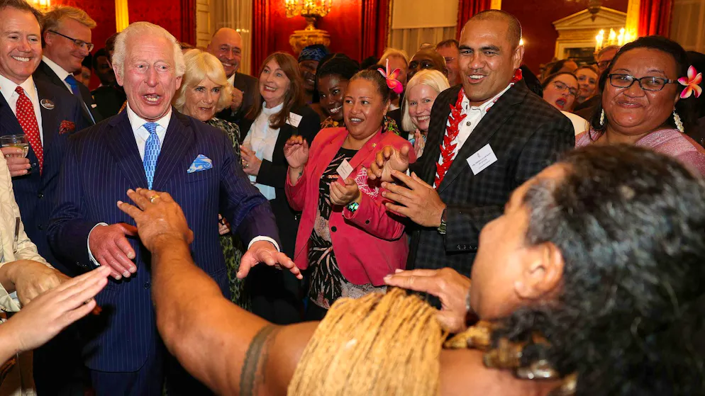 Ecco il video. Re Carlo si cimenta nella danza samoana: «Si muoveva bene!»