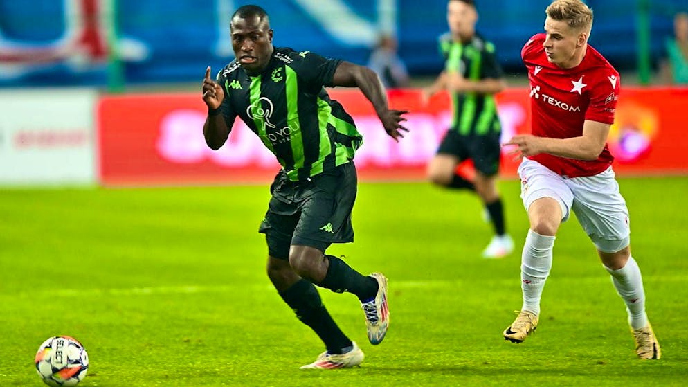 Kévin Denkey (left), here in a duel with Wisla Krakow's Rafal Mikulec, should not let St. Gallen out of his sight in Belgium.