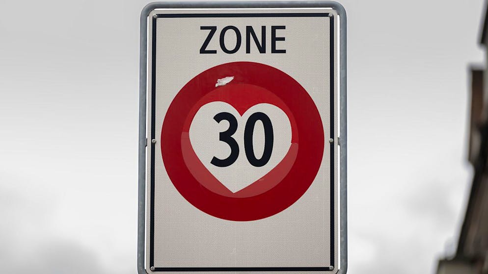 Die Stadt Zürich hat an der Thurgauerstrasse in Oerlikon Tempo 30 eingeführt - laut Regierungsrat, ohne vorgängig die Zustimmung der Kantonspolizei einzuholen. (Symbolbild)
