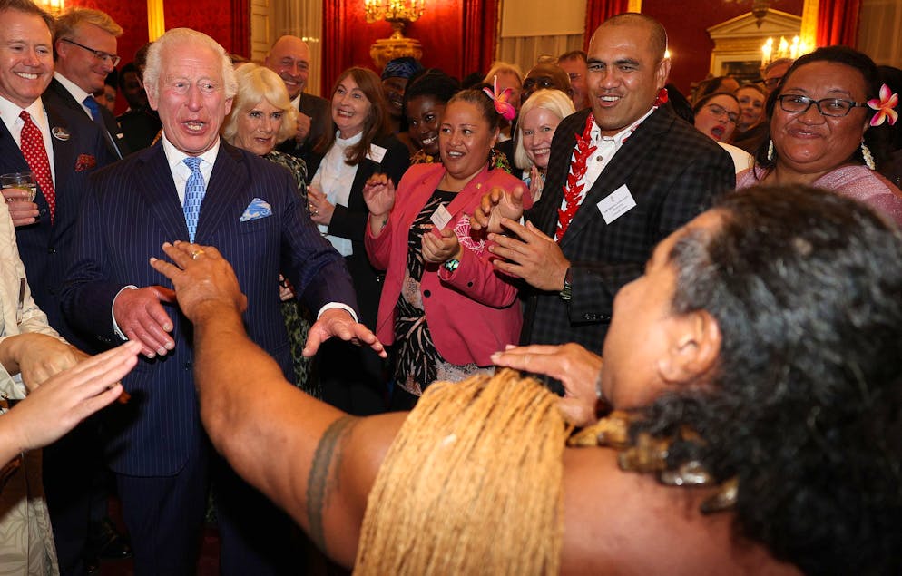 König Charles III. versucht sich im Samoa-Tanz.