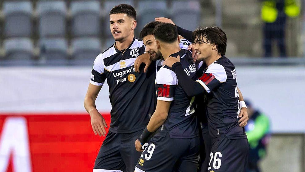 The Luganesi with the two scorers Antonios Papadopoulos (2nd from left) and Martim Marques (right) celebrate a goal in exile in Thun