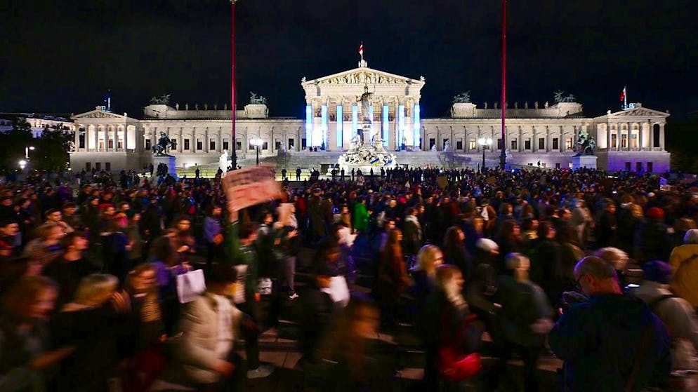 Demonstration "It's Thursday again - No to the FPÖ in government! FIX ZAM against the right!", after the National Council elections in front of the parliament in Vienna.