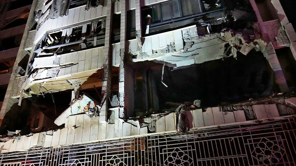 Beschädigte Wohnungen, die von einem Luftangriff getroffen wurden, sind in Beirut zu sehen. Foto: Hussein Malla/AP/dpa