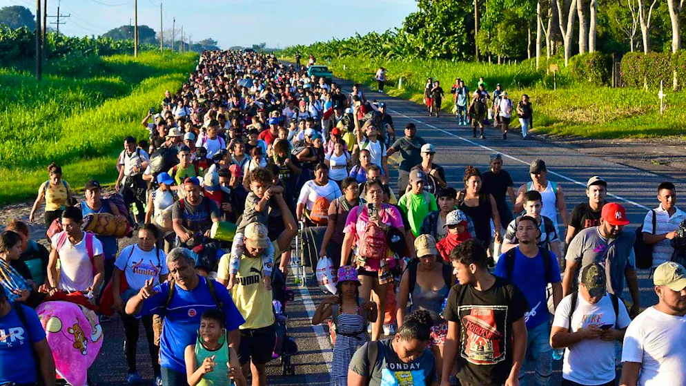 Migrants walk on the highway through Suchiate in the state of Chiapas in southern Mexico on their journey north towards the US border. (archive picture)