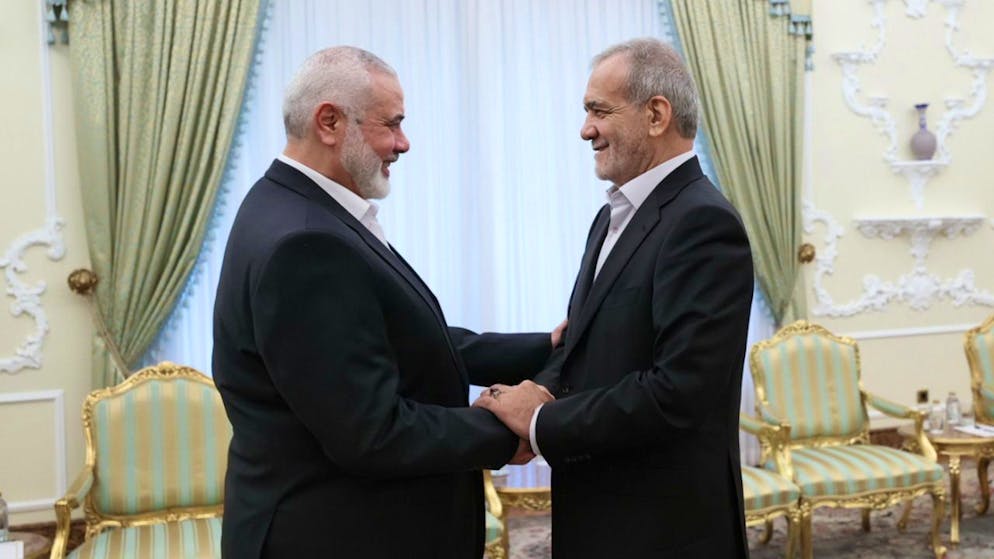 HANDOUT - Irans neuer Präsident Massud Peseschkian (r) trifft den Auslandschef der islamistischen Hamas Ismail Hanija. Foto: Iranian Presidency/ZUMA Press Wire/dpa
