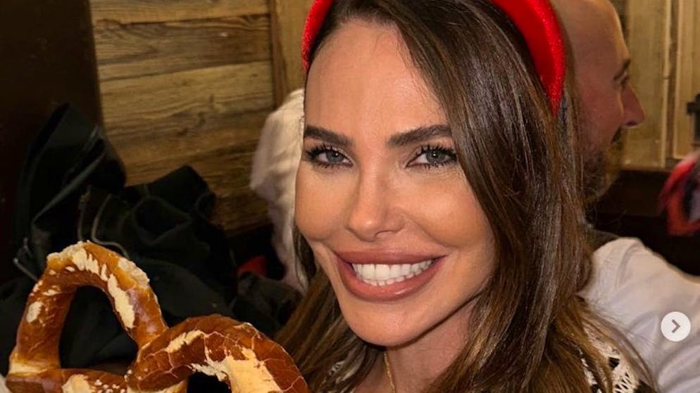 Con lei c'è Bastian Muller. Ilary Blasi veste i panni tipici bavaresi e si scatena all’Oktoberfest