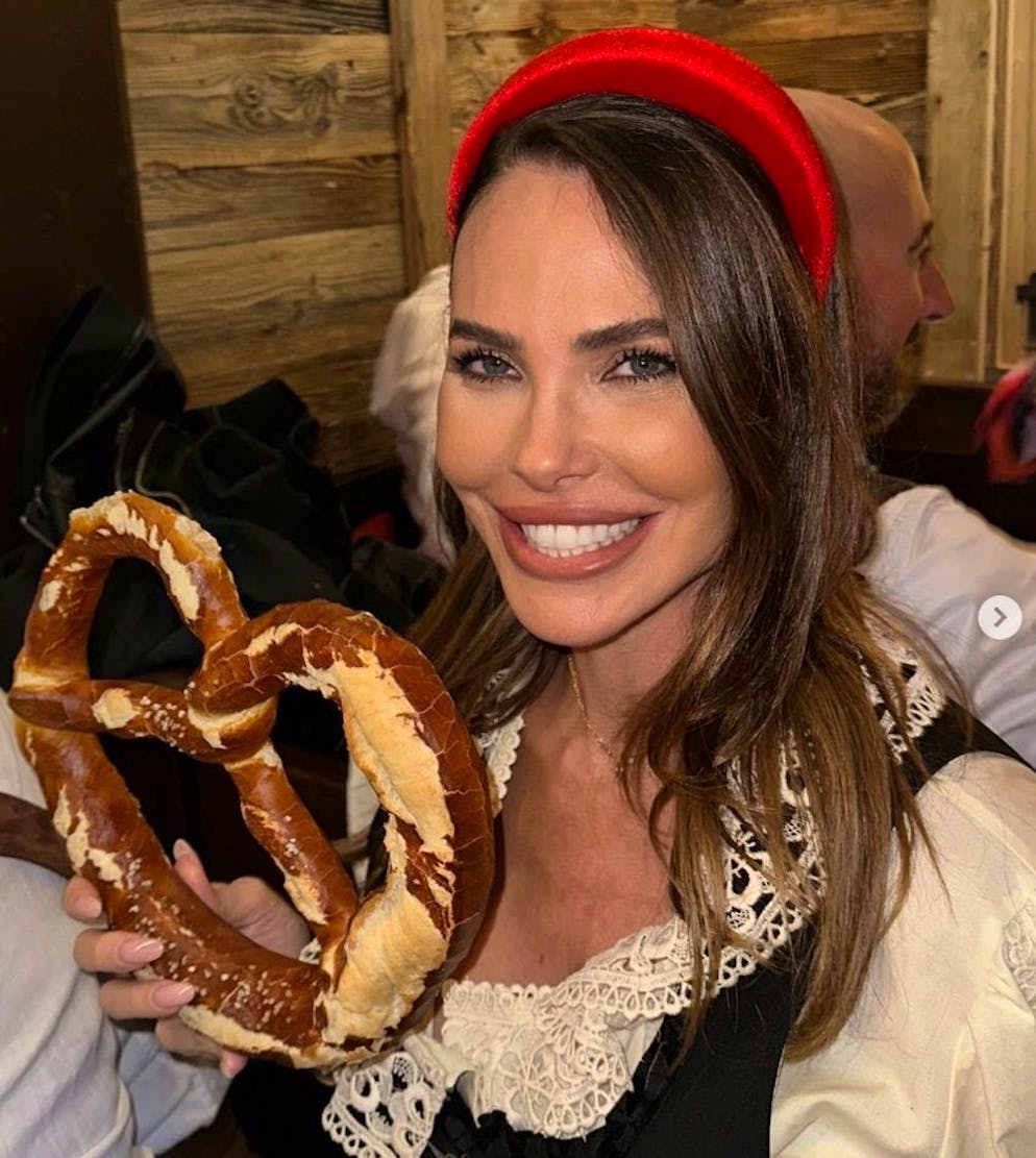 Ilary Blasi si gusta un bretzel all'Oktoberfest di Monaco