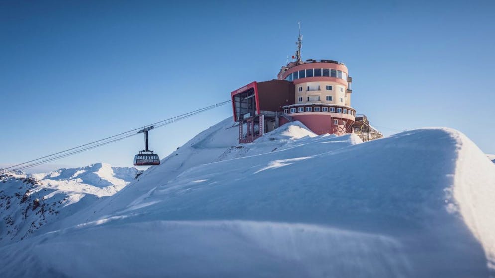 Die Bergstation Jakobshorn im gleichnamigen Davoser Skigebiet. Die Davos Klosters Bergbahnen erwirtschafteten im vergangenen Geschäftsjahr über einen Drittel ihres Umsatzes in der Gastronomie. (Archivbild)