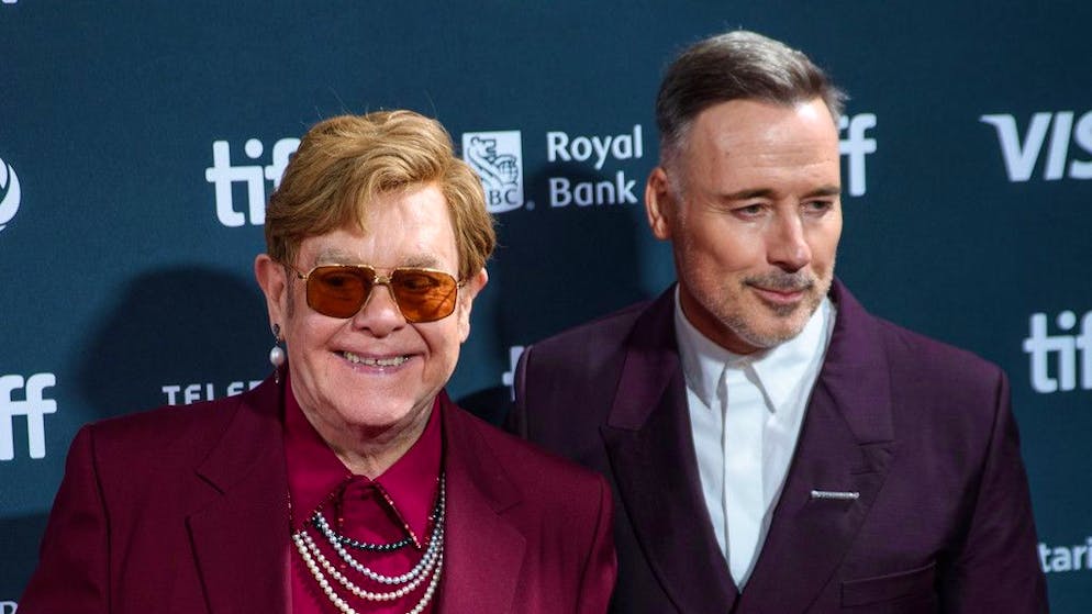 Ecco come mai. Elton John parla dei suoi problemi di salute: «Fisicamente non è rimasto molto di me»
