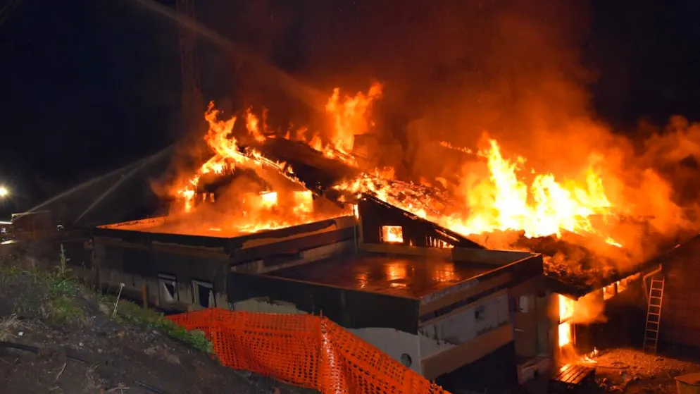 Das bekannte Flimser Bergrestaurant Foppa steht in Vollbrand.