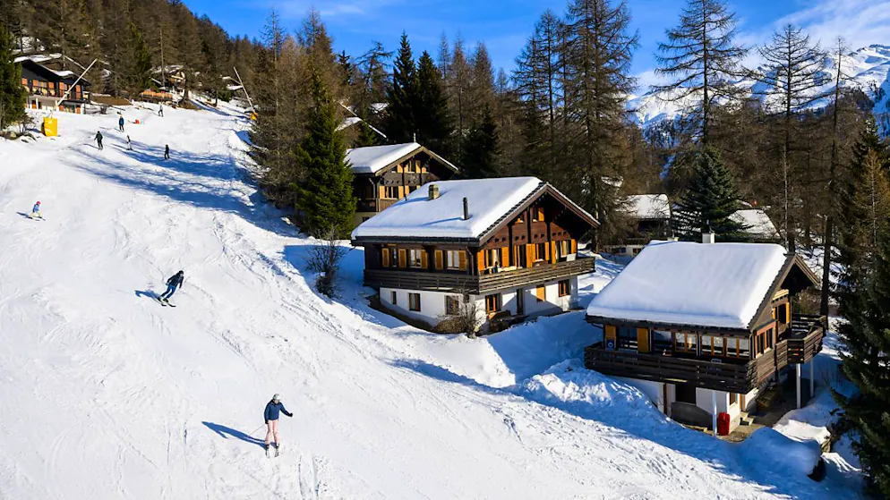 Schneebedeckte Hänge werden im Zuge des Klimawandels seltener. Der Weltskiverband FIS und die Weltwetterorgansation WMO wollen dies der Bevölkerung stärker vor Augen führen. (Archivbild)