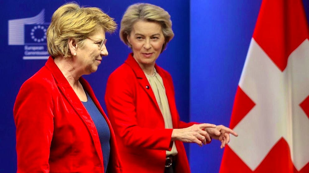 Personally warm, but tough on the matter: EU Commission President Ursula von der Leyen (center) with President of the Swiss Confederation Viola Amherd (left) in Brussels.