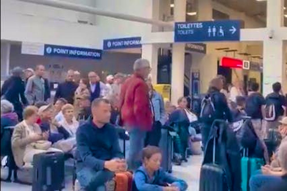 Centinaia di turisti sono bloccati in Corsica. 