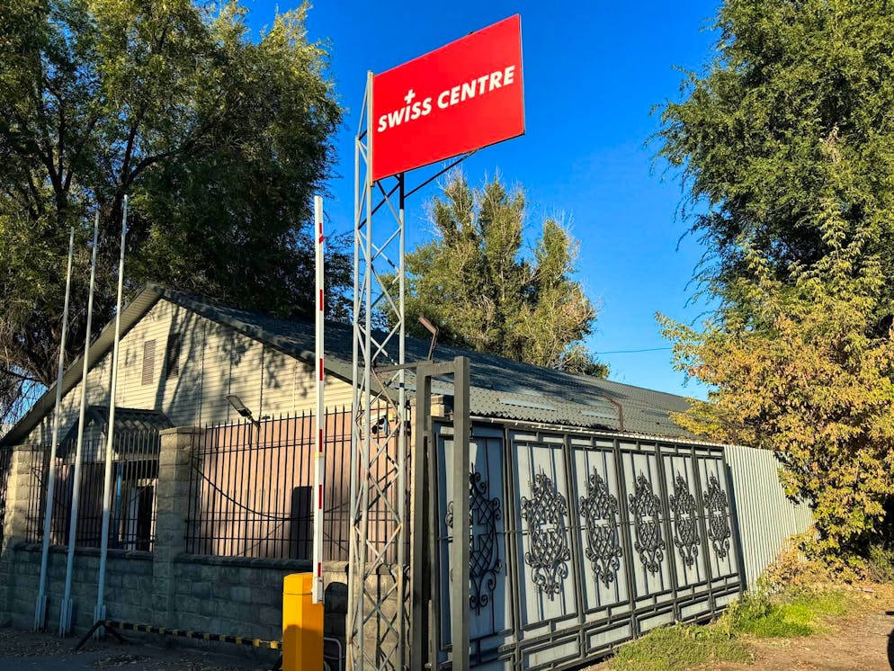 Das Konsulat ist im «Swiss Centre» untergebracht – sogar das Wappen findet sich auf dem Tor.