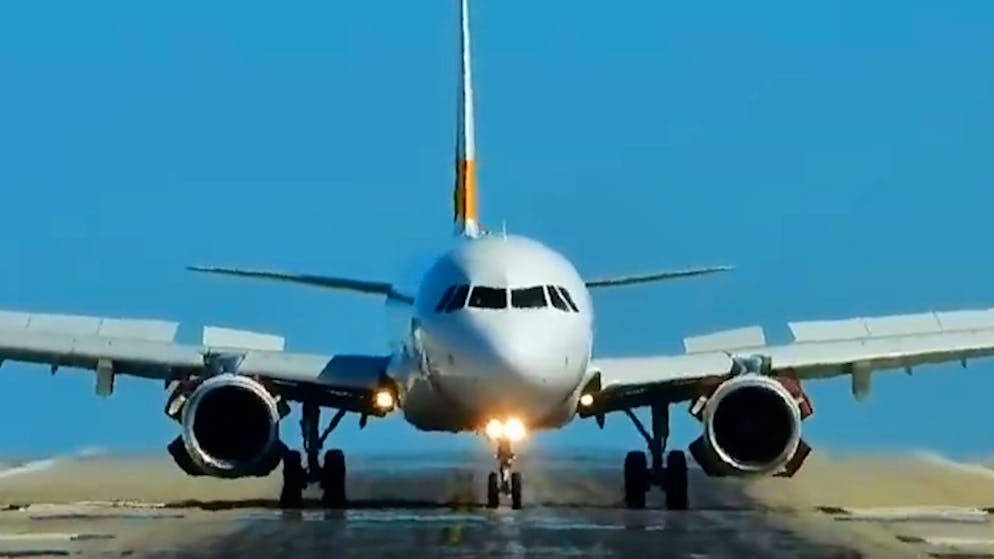 Extreme Szene im Video. Passagier-Jet knallt bei Ferienflug  auf Landebahn