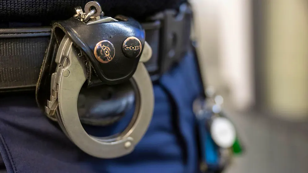 140 km/h im Baustellenbereich. Töff-Raserfahrt in Zürich endet für 20-Jährigen in Handschellen