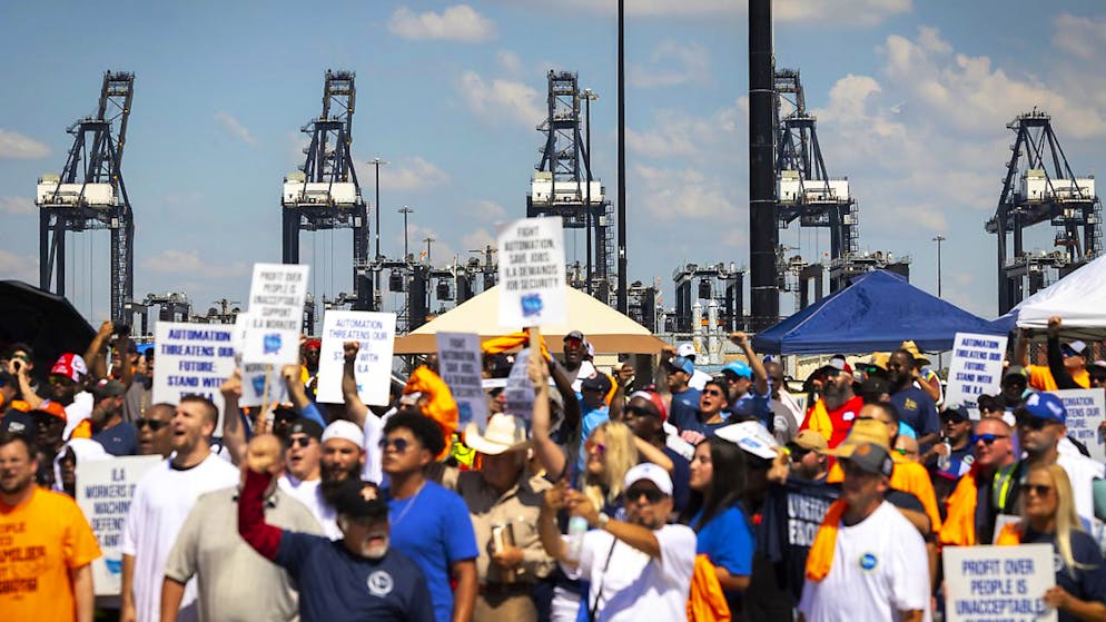 Hafenarbeiter streiken am 1, Oktober am Container-Terminal in Houston. Nun wurde der Streik vorerst bis Januar eingestellt.