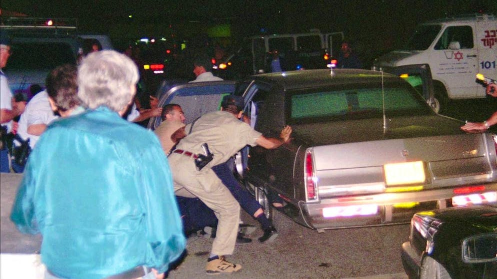 4. November 1995: Jitzchak Rabin und Palästinenser-Präsident Jassir Arafat sind drauf und dran, den Nahostkonflikt zu lösen, als ein radikaler Israeli in Tel Aviv auf den Premier schiesst. Seine Sicherheitsleute hieven ihn anschliessend in ein Auto, doch Rabin überlebt das Attentat nicht. Mit ihm stirbt auch der Friedensprozess.