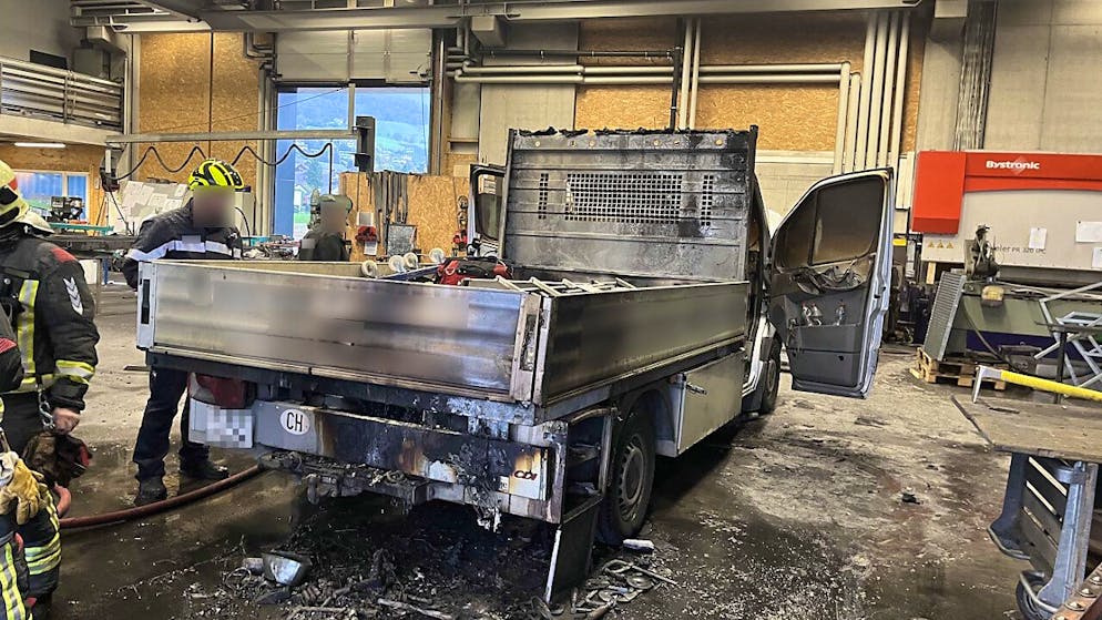 In einer Firmenhalle in Marbach brannte ein Lieferwagen. (Gesichter durch Kapo SG verpixelt)