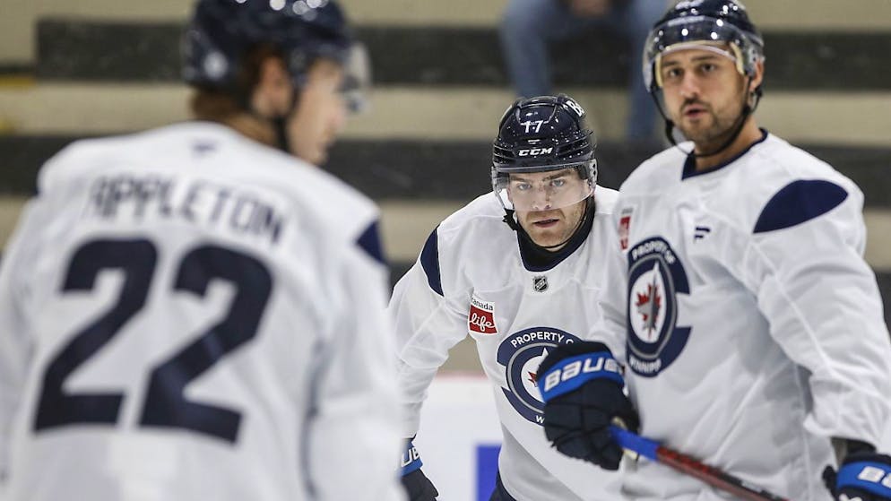 Neun Schweizer gesetzt - Gallery. Nino Niederreiter (right) prepares to watch 14. Saison in the NHL for