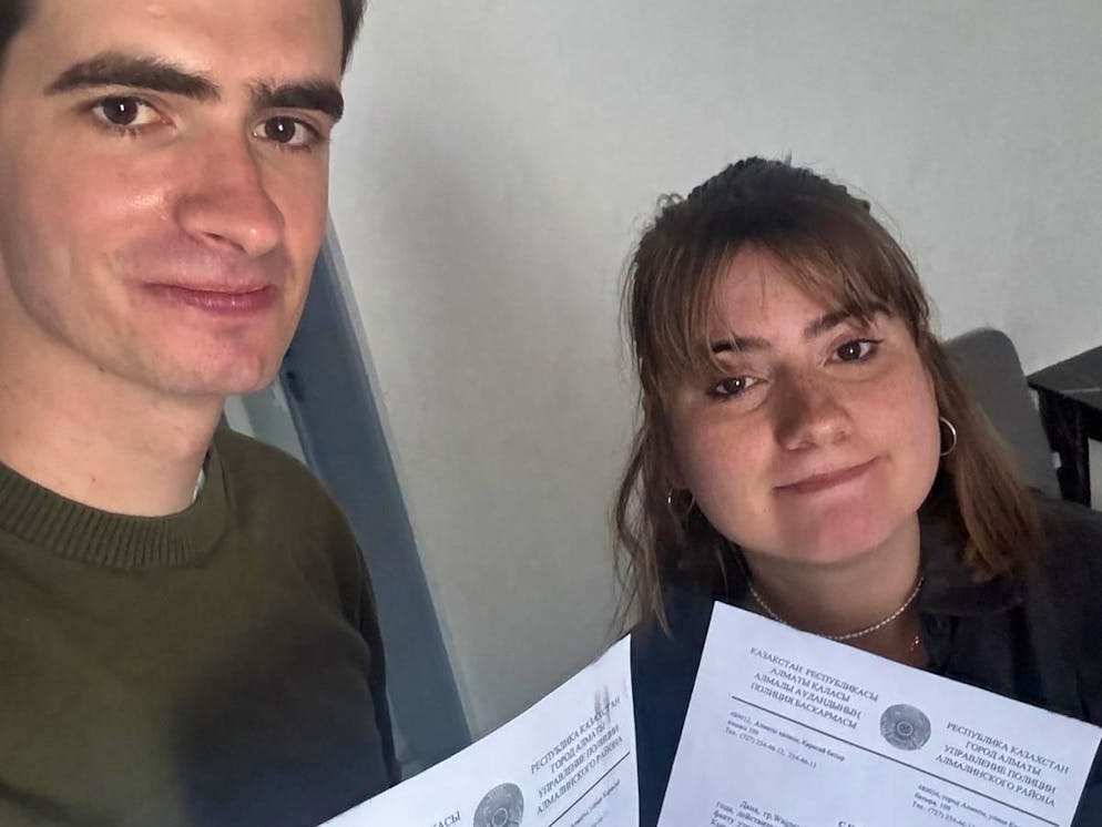 blue News Redaktor Sven Ziegler und seine Freundin mit der Verlustmeldung der Polizei.