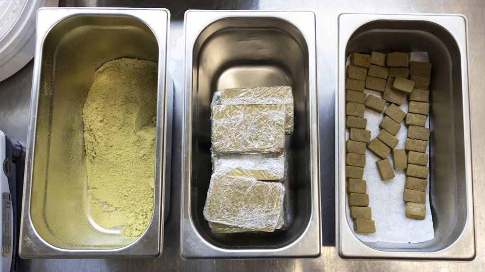 Haschisch mit dem Namen «Jura Gold» in staubiger Form, als Platte und in Fünf-Gramm-Portionen, in denen es verkauft wird. 