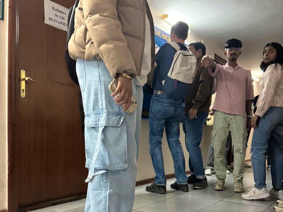 Dutzende wollen ihre Fingerabdrücke abgeben – wir drängen uns vor.