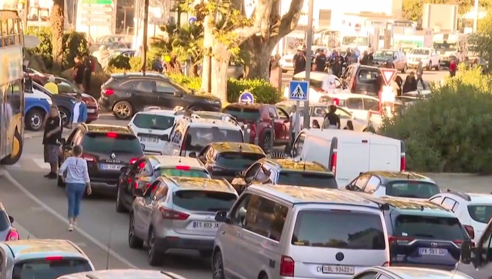 Chaos Korsika. Hunderte Autos warten am Hafen von Ajaccio. 