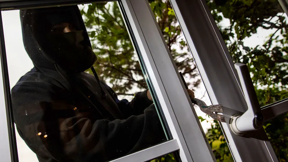 Zu Haftstrafe verurteilt. Dieser Einbrecher putzt, räumt auf – und stiehlt nichts