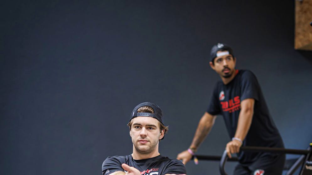 Neun Schweizer gesetzt - Gallery. Nico Hischier (left) and Jonas Siegenthaler are working on the Saison