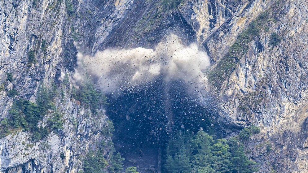 In Flüelen wurde am Freitagnachmittag ein 1500 Tonnen schweres Felspaket oberhalb der Galerie Axenfluh gesprengt.