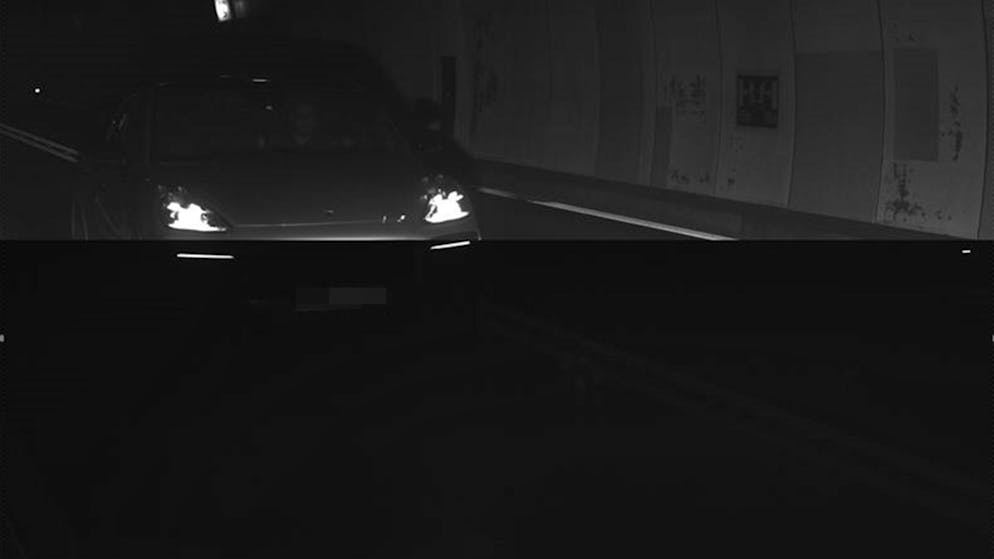 Doppelte Sicherheitslinie überquert. Mann rast durch San-Bernardino-Tunnel – Billett weg