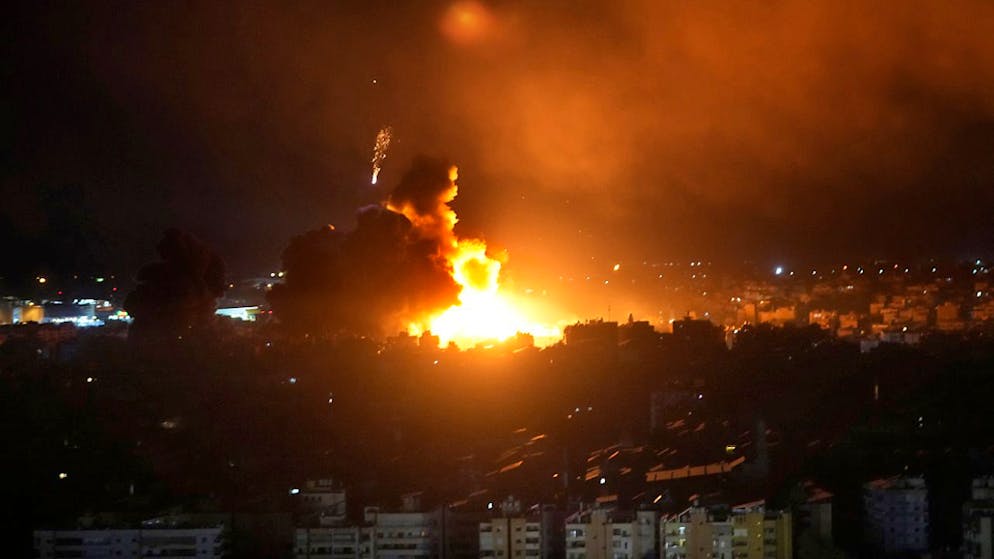 Flammen steigen nach israelischen Luftangriffen in Dahieh bei Beirut auf. Foto: Hussein Malla/AP/dpa