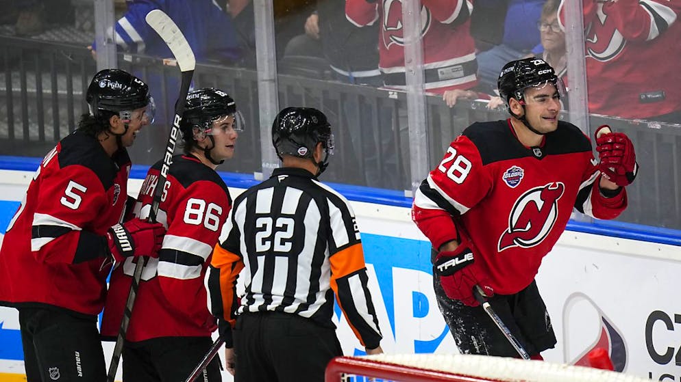 New Jerseys Timo Meier (Nummer 28) freut sich über sein 3:1