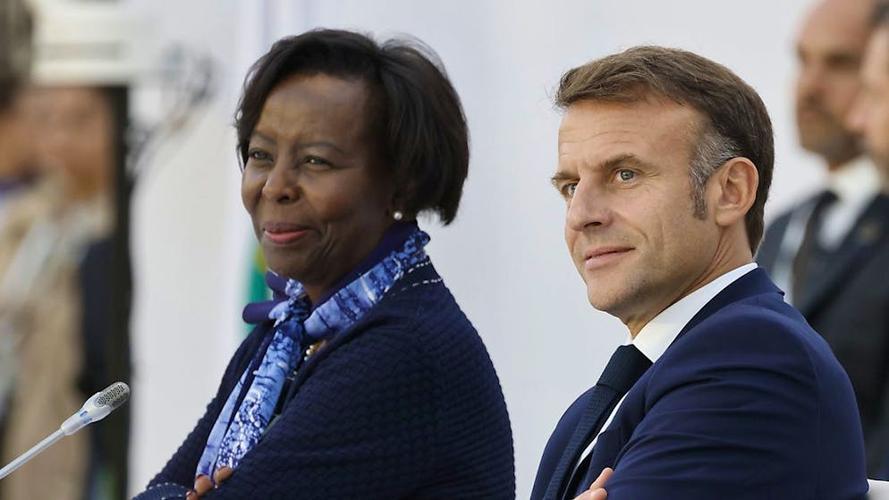 Il presidente francese Emmanuel Macron e la segretaria generale della Francofonia Louise Mushikiwabo.